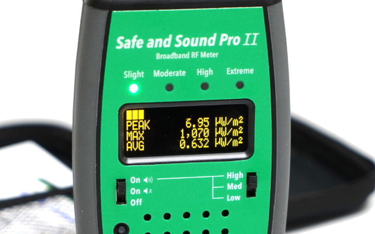 Miernik RF z wyświetlaczem, pokazujący wartości.
