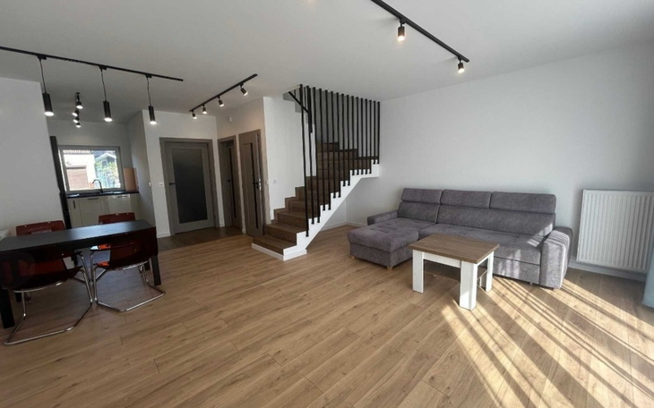 Nowoczesne wnętrze mieszkania z jasnym oświetleniem.