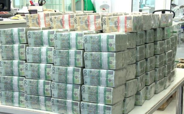 Stos banknotów euro ułożonych w równe paczki.