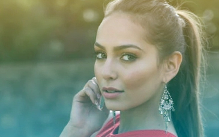 Portret kobiety z biżuterią w stylu glamour.