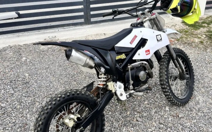 Motocykl terenowy na żwirowej nawierzchni.