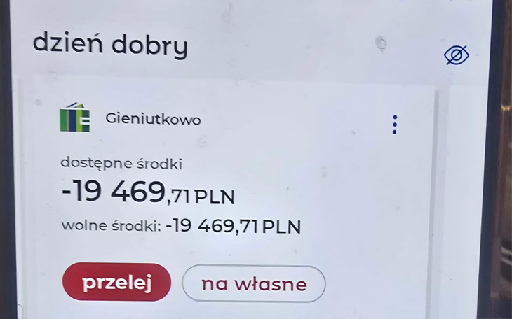 Zrzut ekranu z aplikacji bankowej z ujemnym saldem.