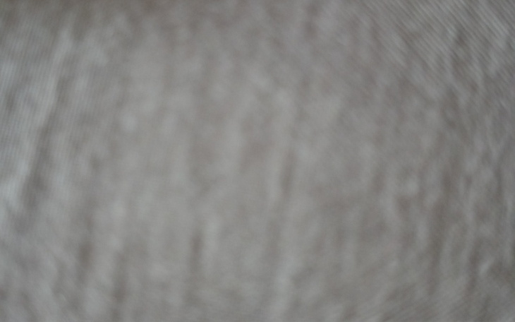 Zbliżenie na teksturę materiału w odcieniach szarości.