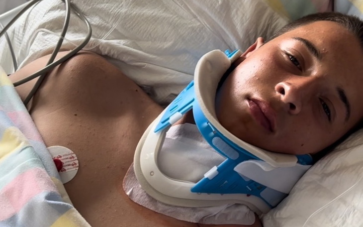 Młody mężczyzna w szpitalu, z kołnierzem ortopedycznym.