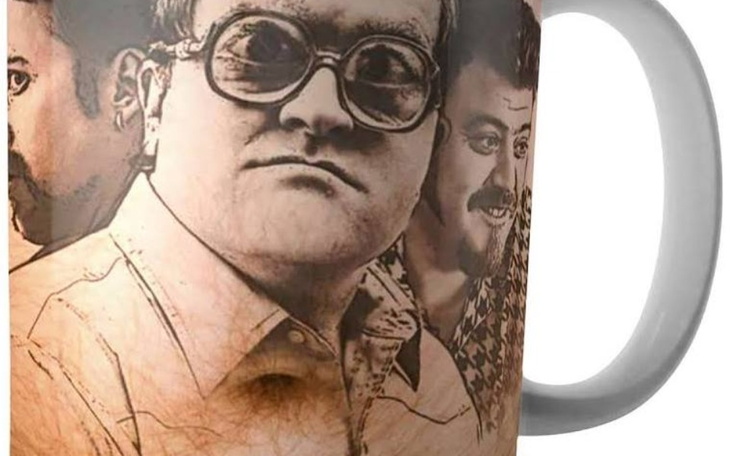 Kubek z wizerunkiem postaci z popularnego serialu.