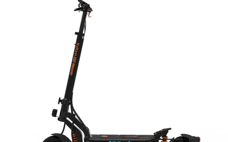 Nowoczesna hulajnoga elektryczna w czarnym kolorze.