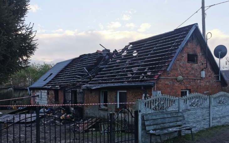 Zniszczony dom po pożarze, z usuniętym dachem.