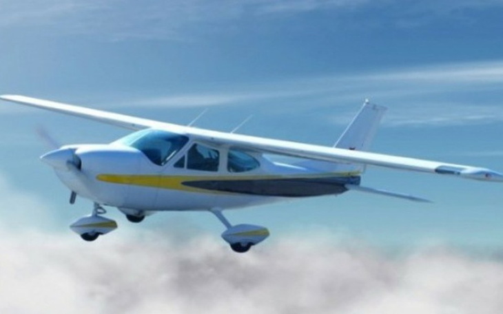 Samolot w locie, przelatujący nad chmurami.