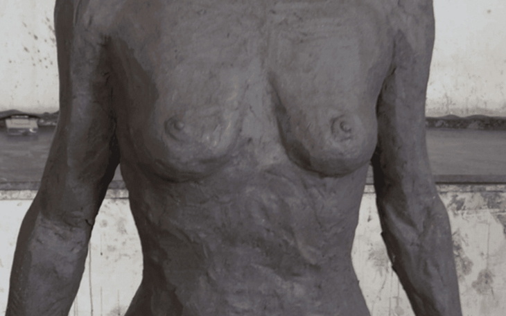 Rzeźba przedstawiająca nagą postać, wykonana z gliny.