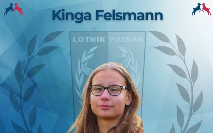 Kobieta w okularach, przedstawiona na tle logo klubu sportowego.