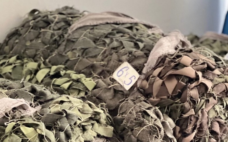 Złożone siatki maskujące w odcieniach zieleni.