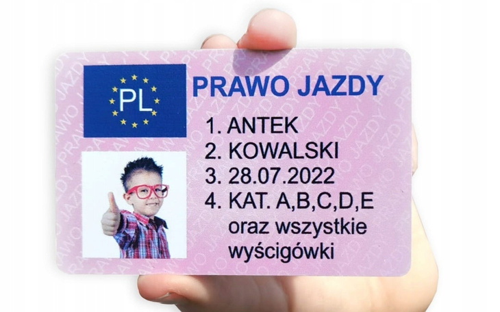 Dziecięcy dowód osobisty z uśmiechniętym chłopcem.