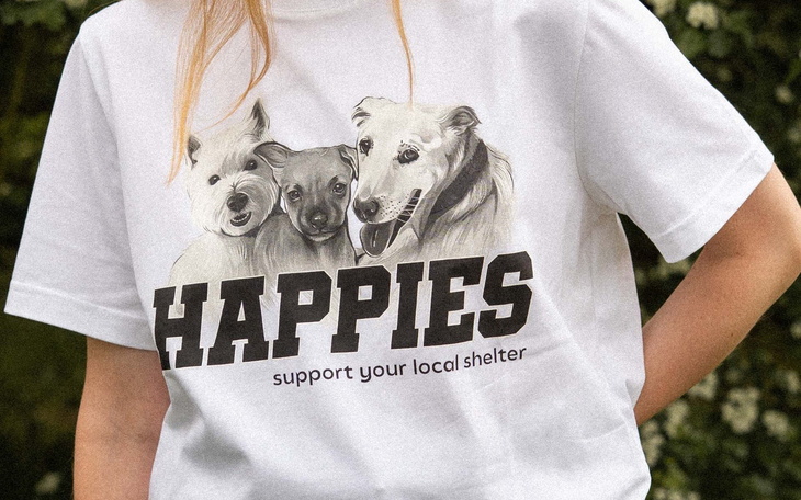 Koszulka z rysunkami psów, wspierająca lokalne schronisko.