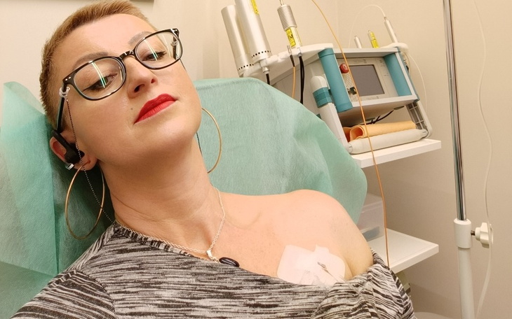 Kobieta w szpitalu, z okularami i cewnikiem.