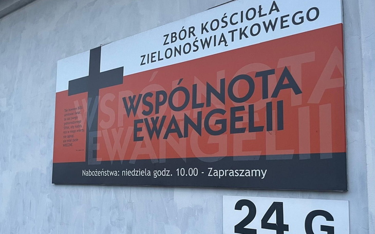 Tablica informacyjna z nazwą wspólnoty ewangelicznej.