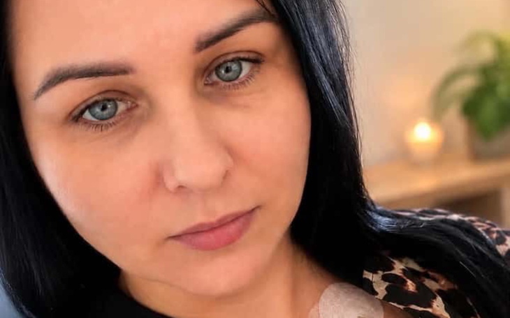 Zlew i sprzęt biurowy na białym biurku w nowoczesnym gabinecie.