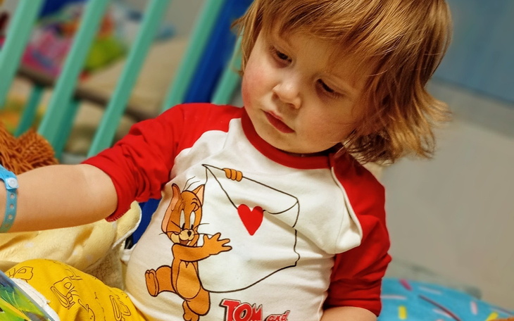 Chłopiec bawiący się w szpitalu, potrzebujący wsparcia.