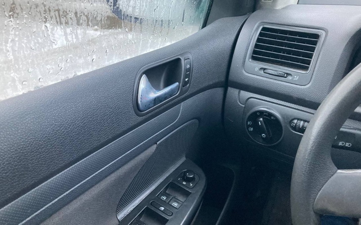 Wnętrze samochodu z widokiem na mokre okno i deski.