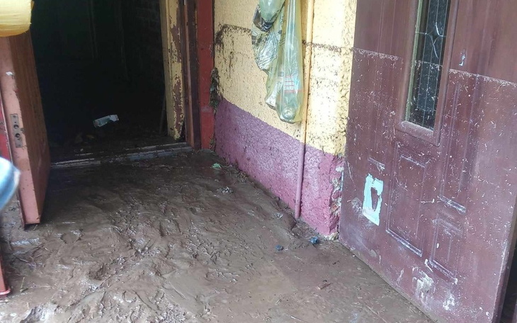 Zabrudzone podłogi w budynku, z widocznymi śladami błota.