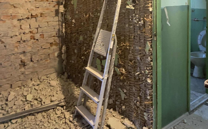 Wnętrze budynku w trakcie remontu z widoczną drabiną.