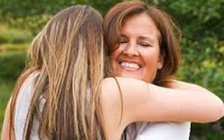 Dwie kobiety przytulają się w radosnej chwili.