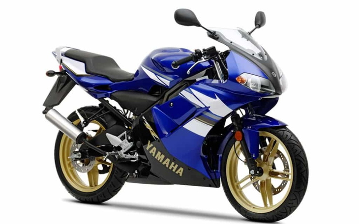 Motocykl Yamaha w niebieskim kolorze, stojący na parkingu.