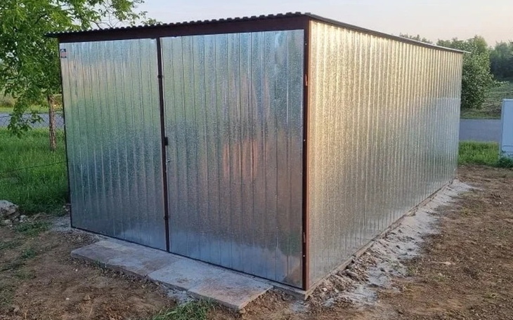 Nowoczesny blaszany garaż na działce.
