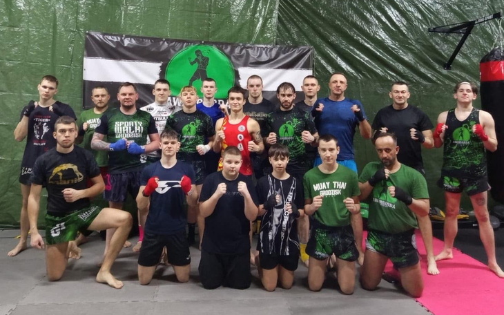 Grupa zawodników na treningu sztuk walki.