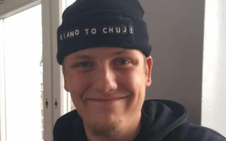 Mężczyzna w czapce z uśmiechem na twarzy.