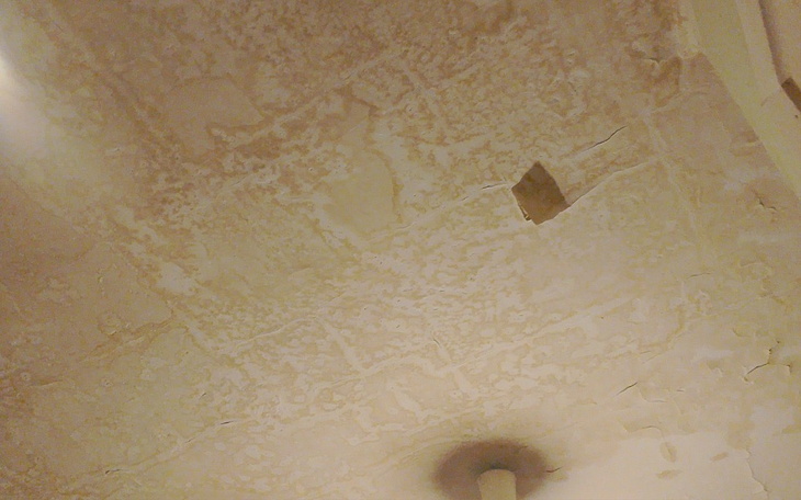 Uszkodzony sufit z widocznymi pęknięciami.