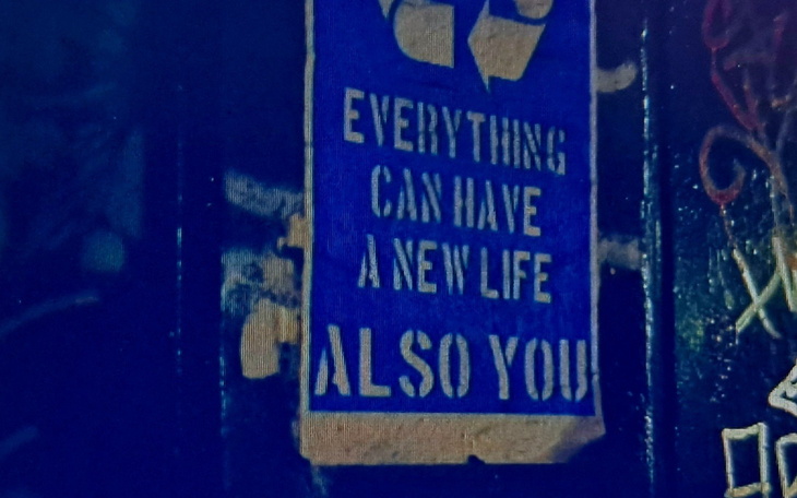 Plakat z hasłem o nowym życiu dla wszystkiego, w tym dla ludzi.