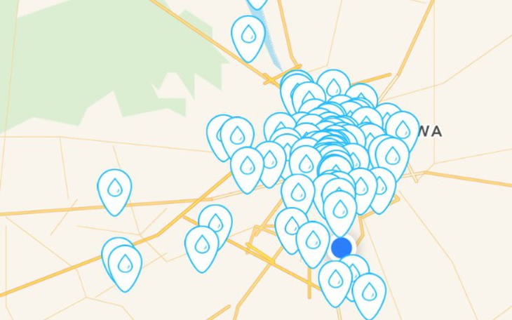 Mapa z wieloma znacznikami w okolicy.