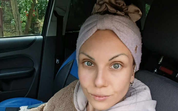 Kobieta w samochodzie, z naturalnym makijażem.