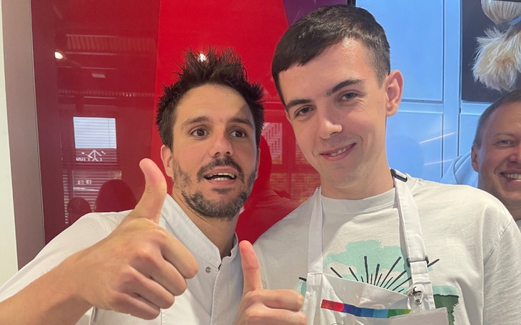 Dwóch mężczyzn z uśmiechami, pokazujących kciuki w górę.