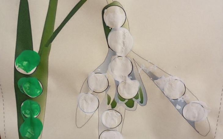 Rysunek przebiśniegu z kolorowymi detalami na papierze.