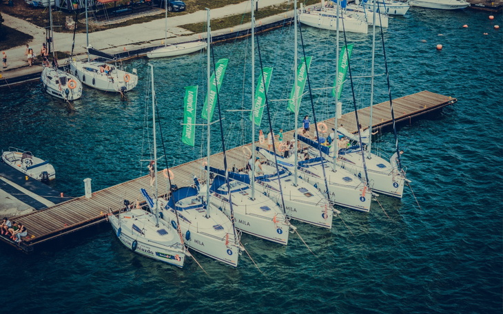 Widok na jachty cumujące w porcie.