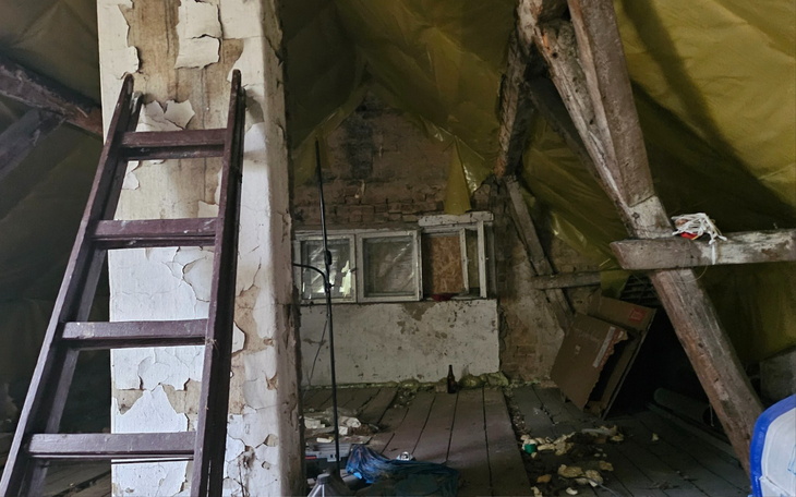 Zniszczone poddasze, które wymaga remontu.