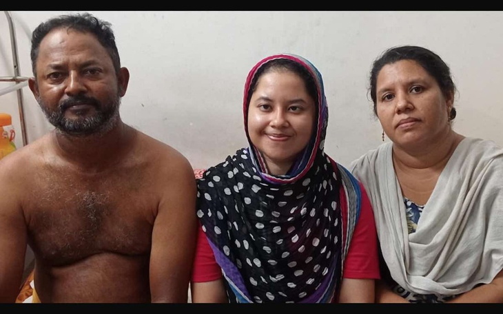 Rodzina pozująca razem, uśmiechnięta i zjednoczona.