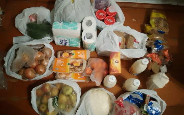 Widok na zakupy spożywcze rozłożone na podłodze.