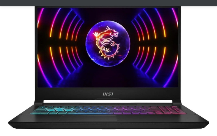 Laptop MSI z podświetlaną klawiaturą, gotowy do pracy.