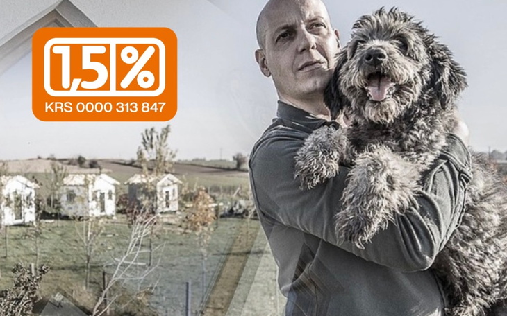 Mężczyzna trzymający psa, w tle domki i logo z numerem KRS.