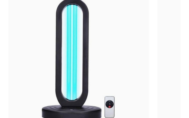Lampa UV w nowoczesnym designie, z pilotem do zdalnego sterowania.