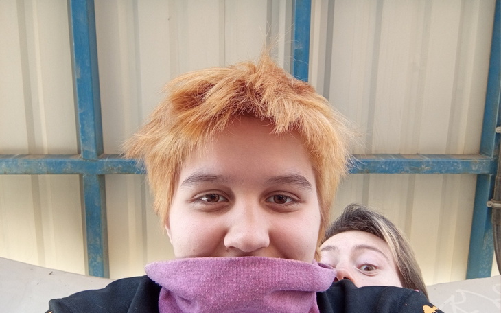 Młodzieżowa selfie z uśmiechami i kreatywnymi fryzurami.