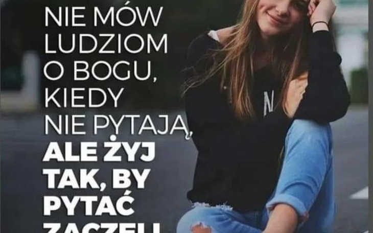 Cytat na tle zdjęcia dziewczyny w dżinsach, zachęcający do refleksji.