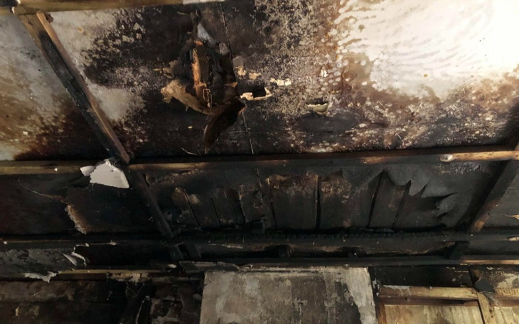 Zniszczony sufit z widocznymi śladami po pożarze.