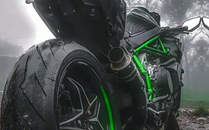 Motocykl w deszczowej scenerii, z widocznymi detalami.