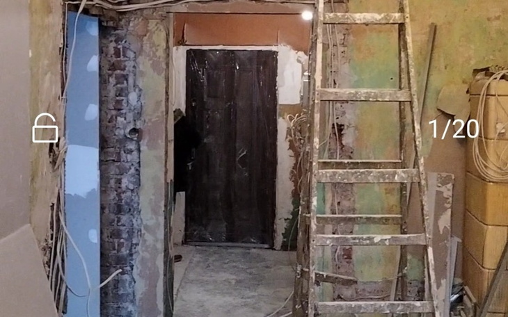 Widok na otwarte drzwi w remontowanym pomieszczeniu.