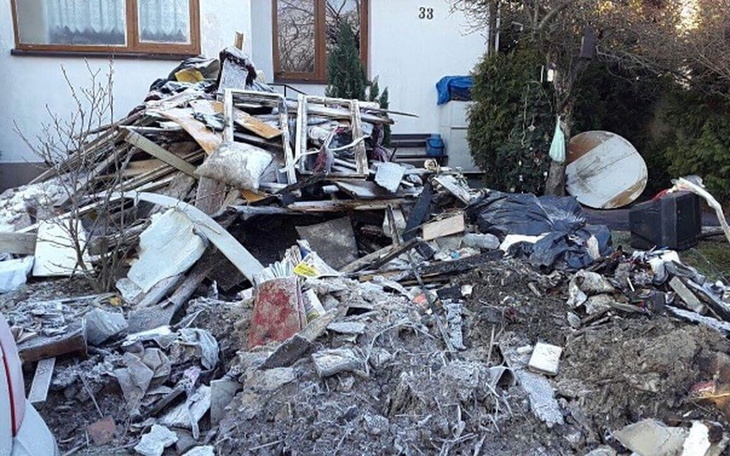 Zniszczona posesja, ślady po katastrofie.