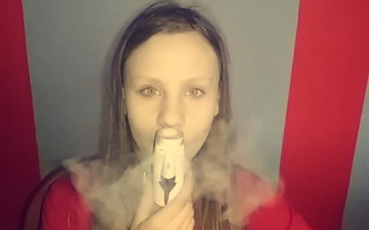 Młoda dziewczyna z inhalatorem, dbajmy o zdrowie.