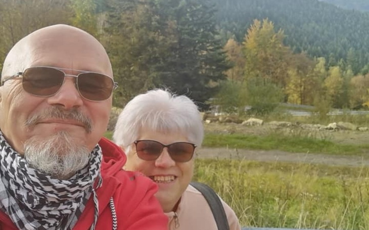 Para w okularach przeciwsłonecznych na tle gór.